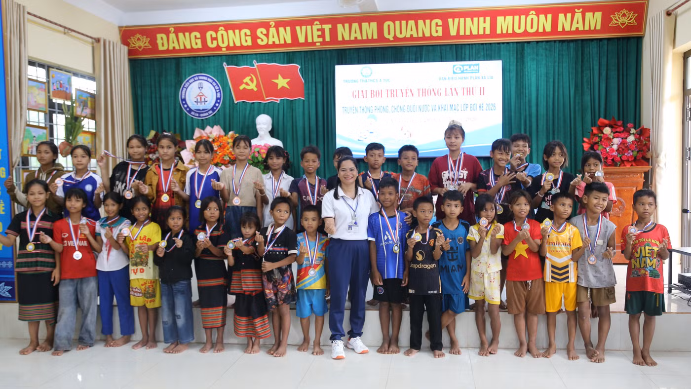 Nhiều học sinh tham gia giải bơi truyền thống và được trao huy chương.