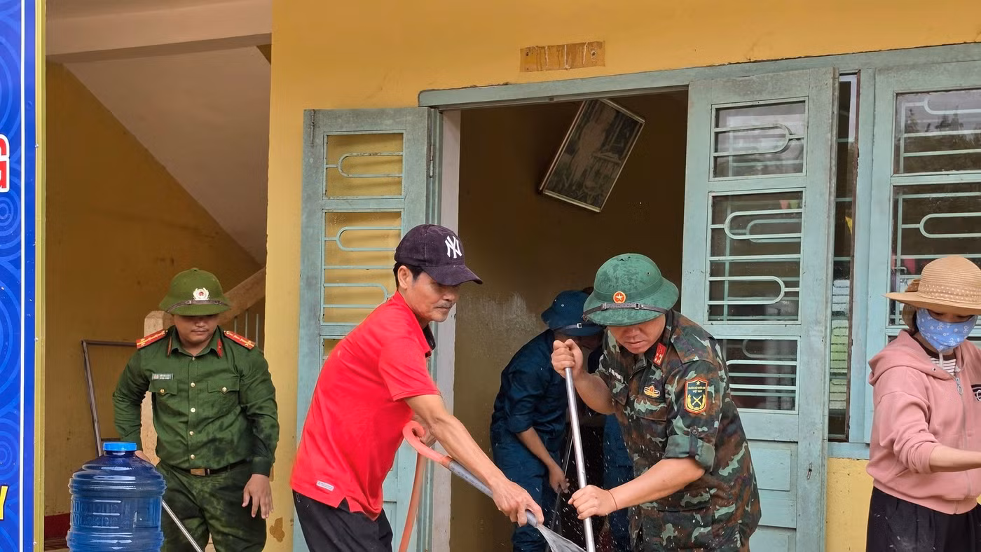 Được sự hỗ trợ của các lực lượng quân đội, công an, dân quân, các trường hoàn thành công tác vệ sinh trường lớp sau lũ.