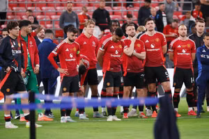 Man Utd ‘tan đàn xẻ nghé’ sau trận thua Tottenham 