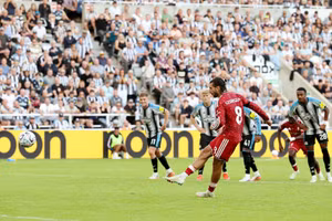 Liverpool thoát thua kịch tính trước Newcastle 