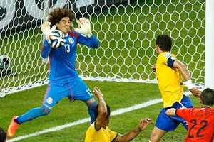  Thủ môn Ochoa lập kỳ tích chưa từng có với bóng đá Mexico 