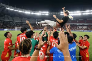 HLV Kim Sang-sik 'phá lệ' trong đêm đăng quang cùng tuyển Việt Nam