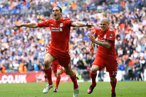 Cựu sao Liverpool chơi bóng nghiệp dư, con tưởng bố đá cho… Chelsea 