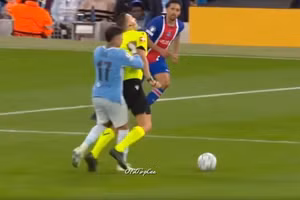 Sao Man City thoát thẻ đỏ sau màn xô ngã trọng tài