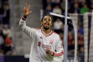 Tiền đạo Pháp đi vào lịch sử Liverpool