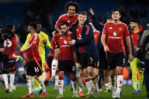 Man City bại trận theo cách khó tin trước Man United