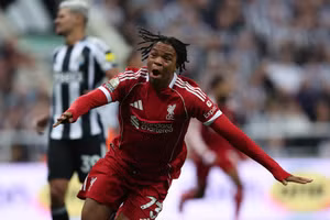 Thần đồng ‘nổ súng’, Liverpool thắng ‘điên rồ’ Newcastle 