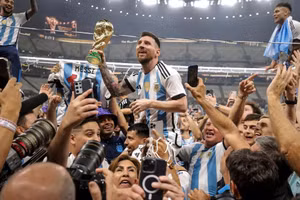 Đấu giá cúp vàng World Cup 2022 'giả' Messi từng nâng tại Qatar