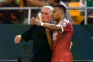 HLV Mourinho dùng cách đặc biệt bảo vệ Mbappe, Vinicius 