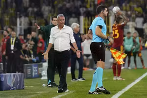 HLV từ chức vài phút sau trận đấu tại Champions League