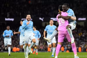Man City thoát hiểm, trả món nợ cho Brighton sau 18 năm