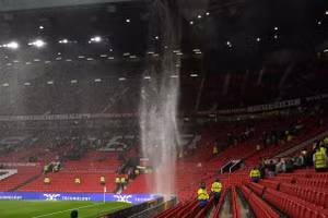 Cảnh tượng khó tin tiếp tục xuất hiện ở sân Old Trafford