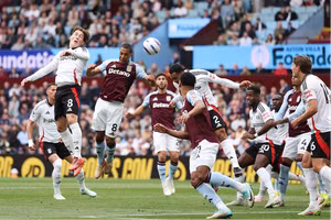 Aston Villa thắng tối thiểu, kịch tính cuộc đua vé dự Champions League 