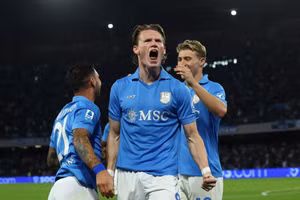 Roma níu chân Napoli, Lazio chiếm đỉnh Serie A
