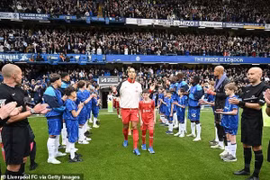 ‘Noi gương’ Chelsea, Arsenal làm điều đặc biệt với Liverpool