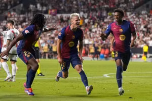 Tân binh ra mắt hoàn hảo giúp Barcelona ngược dòng hạ Rayo Vallecano