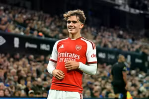 Thần đồng Arsenal được so sánh với Lionel Messi