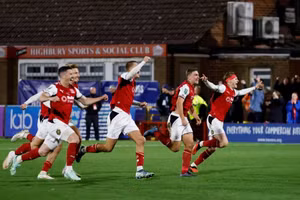Arsenal thua sốc đội bóng hạng Tư