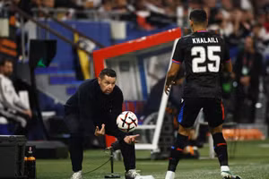 HLV Crystal Palace trắng tay ngày trở lại Lyon