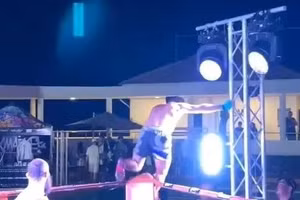 Video: Võ sĩ Nga bị tai nạn chưa từng có, bất tỉnh trên sàn đấu