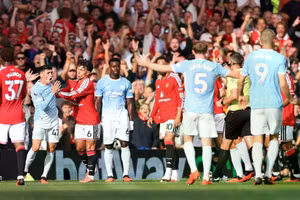 Haaland ghi bàn tranh cãi giúp Man City hạ Man Utd