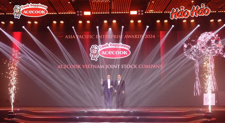 2ong-phan-ngoc-dung-ben-trai-pho-phong-marketing-dai-dien-nhan-hang-hao-hao-nhan-giai-thuong-thuong-hieu-truyen-cam-hung-inspirational-brand-award-3105.jpg