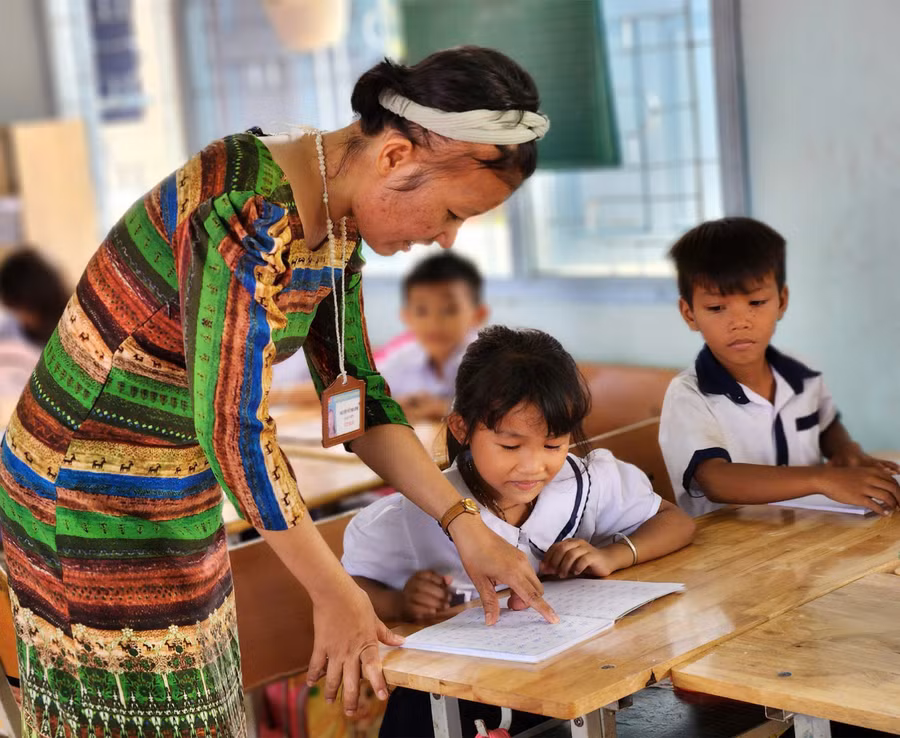 Cô Nguyễn Nữ Phi Linh - Giáo viên dạy tiếng Chăm - Trường TH Phan Thanh 1 (tỉnh Bình Thuận).