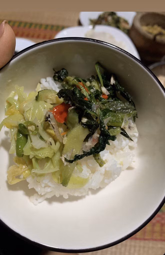 hoa hau h'hen nie ua nuoc mieng, thay "suong va da" khi khoe mam com dai khach o que - 3