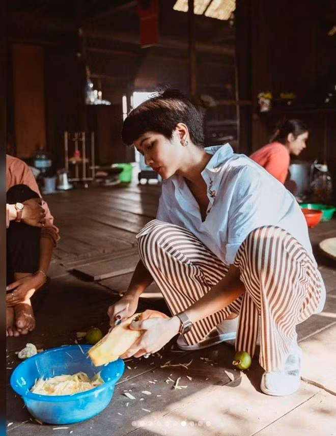 hoa hau h'hen nie ua nuoc mieng, thay "suong va da" khi khoe mam com dai khach o que - 9
