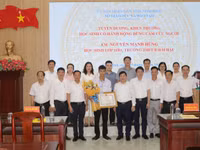 Em Nguyễn Mạnh Hùng cùng các đại biểu tại chương trình.