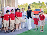 Học sinh Trường Tiểu học Cửa Nam (Ninh Bình) được phụ huynh đưa đến trường.