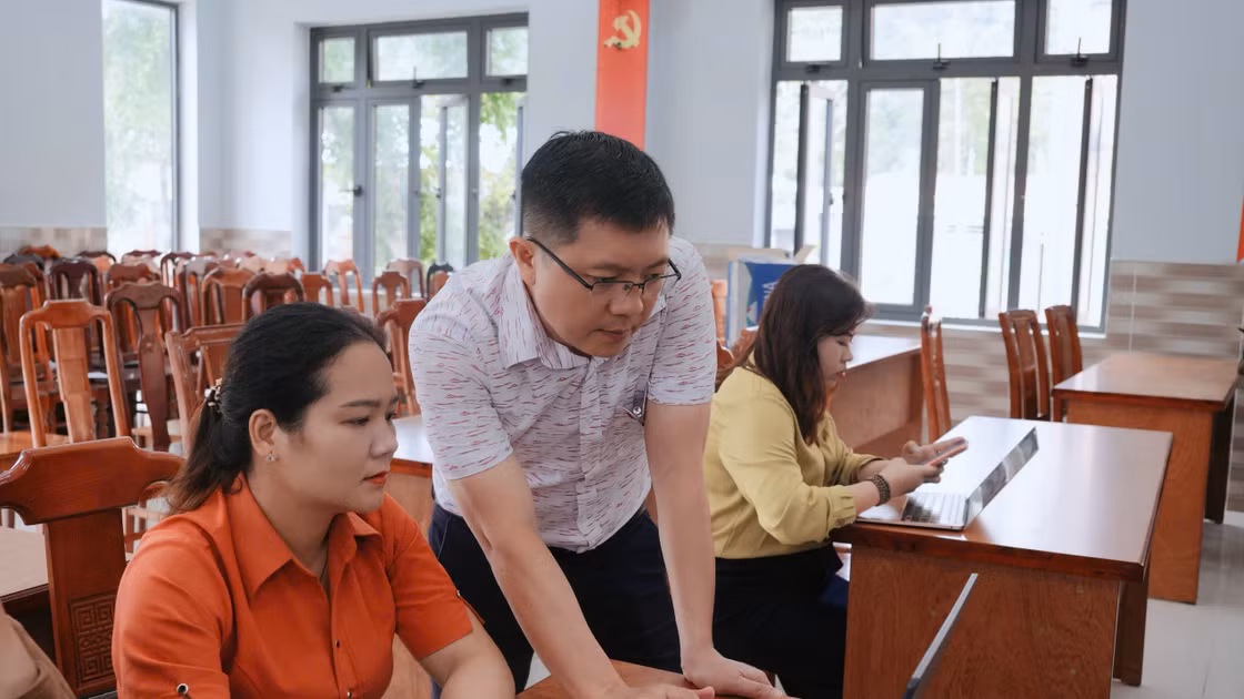 Giáo viên Phổ thông Dân tộc nội trú Tiểu học & THCS La Dêê được hướng dẫn xây dựng học liệu dạy học trên cơ sở sử dụng các ứng dụng AI. Ảnh: NTCC