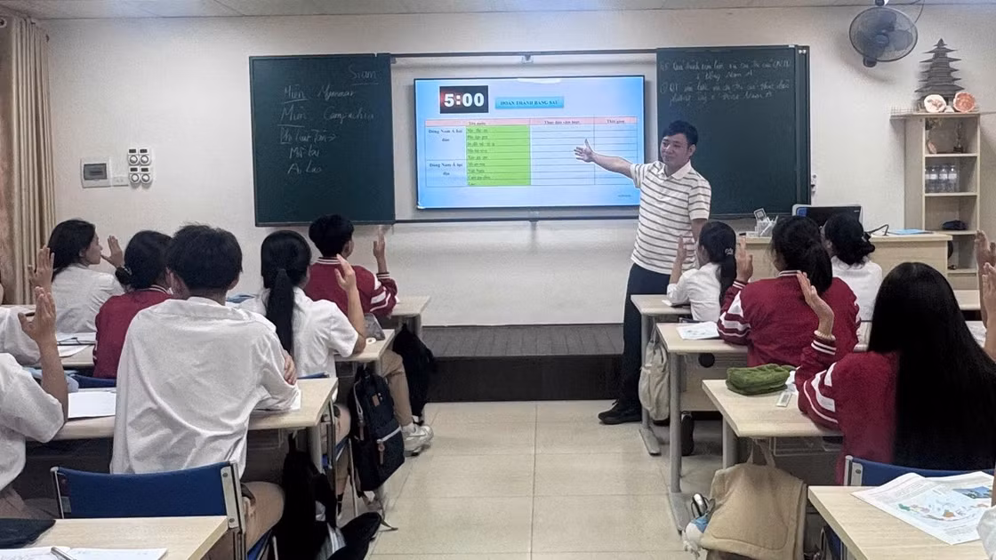 Ông Phạm Văn Giềng trong một giờ dạy tại Trường THCS&THPT Sư phạm. Ảnh: NVCC 