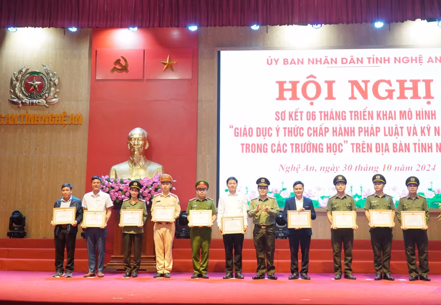 giao-duc-y-thuc-chap-hanh-phap-luat-3.jpg