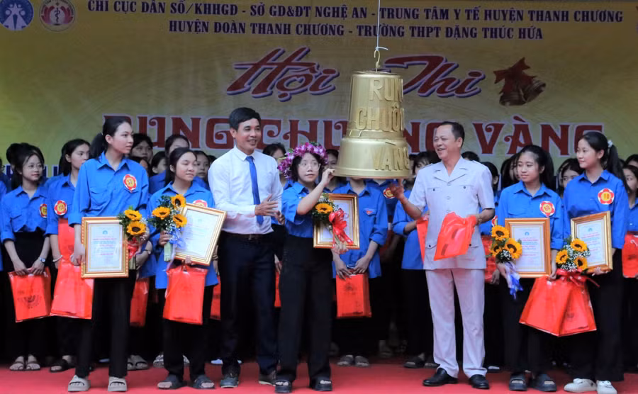 Hội thi Rung chuông vàng tìm hiểu kiến thức sức khỏe sinh sản vị thành niên, thanh niên tại Trường THPT Đặng Thúc Hứa, huyện Thanh Chương, Nghệ An. Ảnh: Hồ Lài