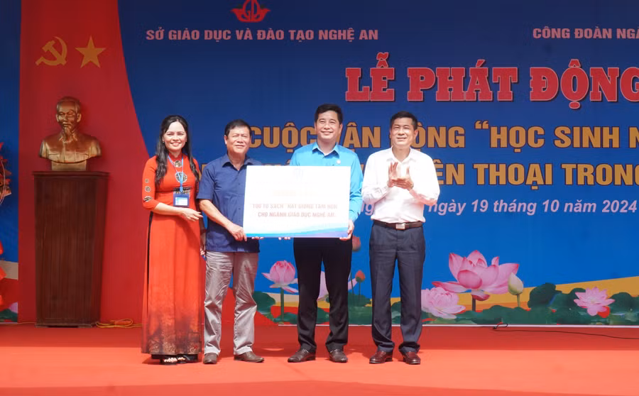 nghe-an-noi-khong-voi-dien-thoai-trong-buoi-hoc-anh-5-4850.jpg