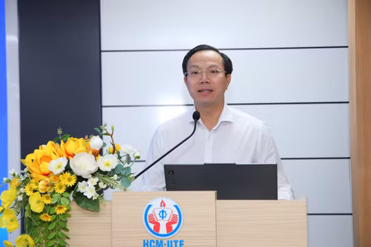 Thứ trưởng Bộ GD&ĐT Đoàn Trung Kiên phát biểu khai mạc hội nghị tổng kết công tác pháp chế ngành Giáo dục. Ảnh: Mạnh Tùng.