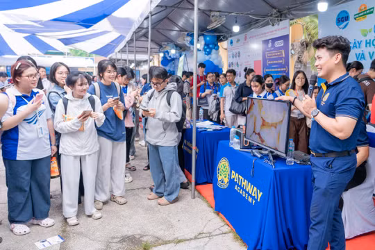 Sinh viên trải nghiệm các gian hàng tại ngày hội Hướng nghiệp và Việc làm lần 5 năm 2026.