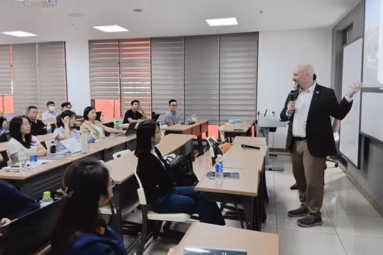 Chương trình “Tổng quan vận hành và chiến lược tham gia Trung tâm Tài chính Quốc tế Việt Nam” khóa 4 do VIFC-HCMC phối hợp với UEH tổ chức. Ảnh: UEH.