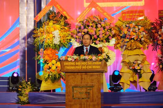 Phó Thủ tướng Chính phủ Lê Tiến Châu dự và phát biểu tại lễ kỷ niệm 50 năm truyền thống Trường Đại học Sư phạm TPHCM. Ảnh: Mạnh Tùng.