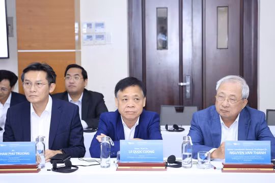 Các nhà khoa học, chuyên gia trao đổi về định hướng phát triển công nghệ lượng tử tại TPHCM. Ảnh: VNUHCM.