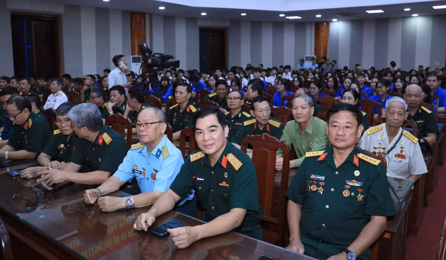 Đại biểu dự chương trình. 1791364792759-8797271744754747368-g4271064529575220667-5c96055df9577612e056bc4ecc99b547.jpg