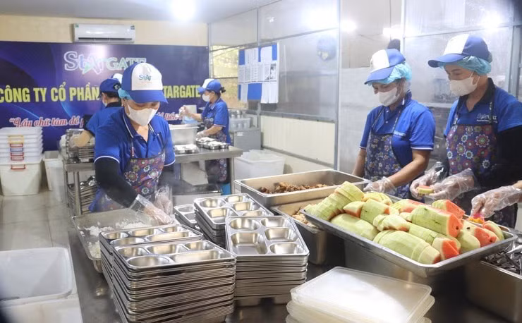 Đoàn kiểm tra công tác bảo đảm vệ sinh ATTP tại các cơ sở cung cấp suất ăn cho học sinh. Ảnh: TN.