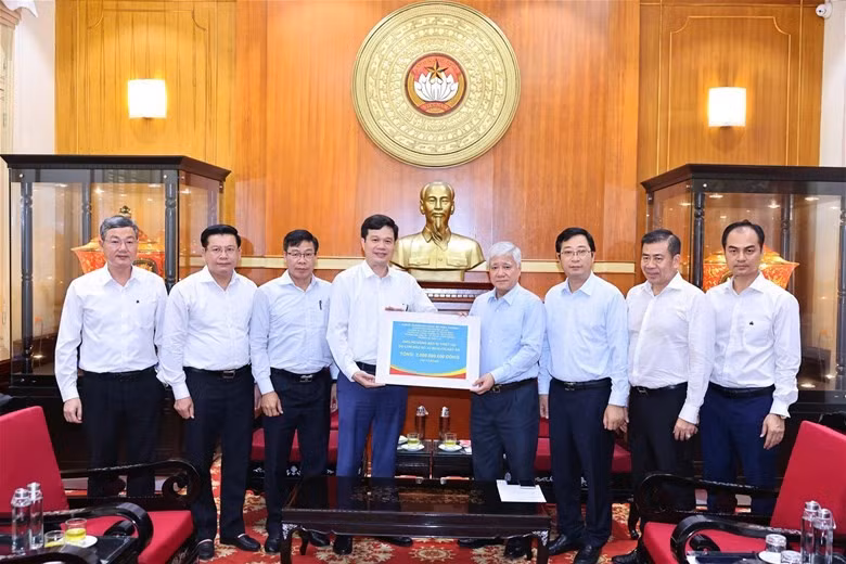  Chủ tịch Ủy ban Trung ương MTTQ Việt Nam Đỗ Văn Chiến tiếp nhận ủng hộ từ cụm các Trường thuộc Bộ Công Thương.