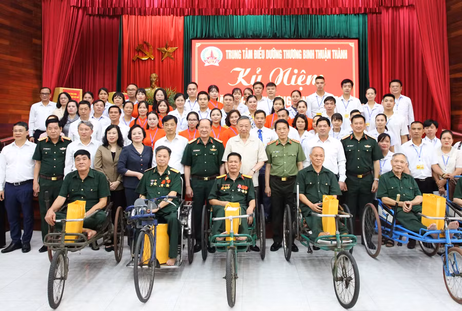 Tổng Bí thư, Chủ tịch nước Tô Lâm cùng đoàn chụp ảnh lưu niệm với các bác thương, bệnh binh và cán bộ, nhân viên Trung tâm.