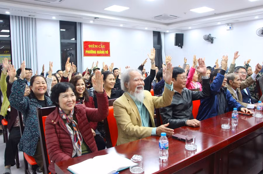 Cử tri biểu quyết tán thành giới thiệu ông Vũ Đại Thắng ứng cử đại biểu HĐND TP Hà Nội.