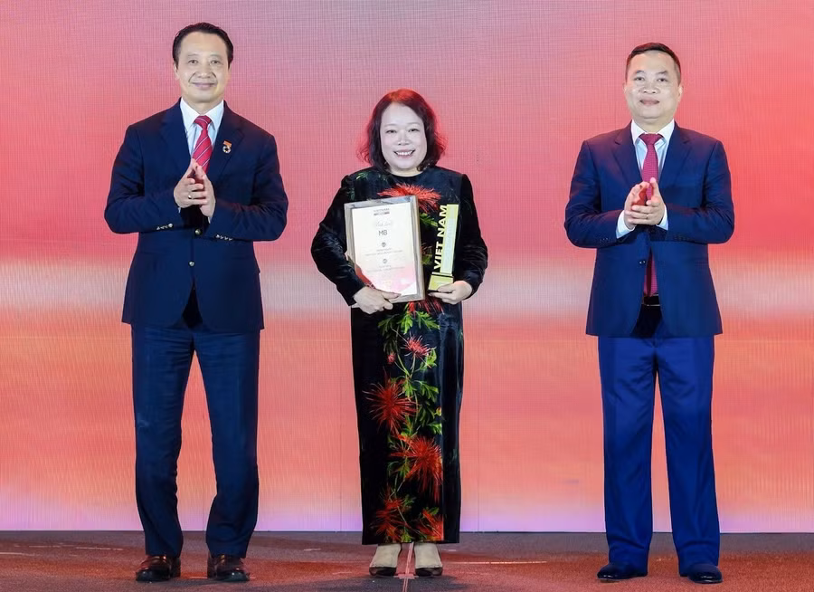 Đại diện MB tại buổi lễ vinh danh.
