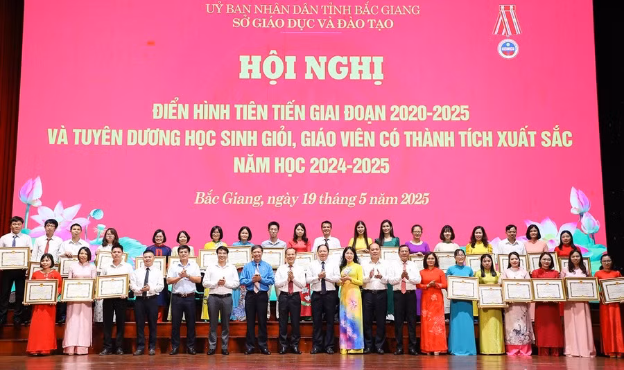 1747626180878-dai-bieu-vs-thay-co.jpg