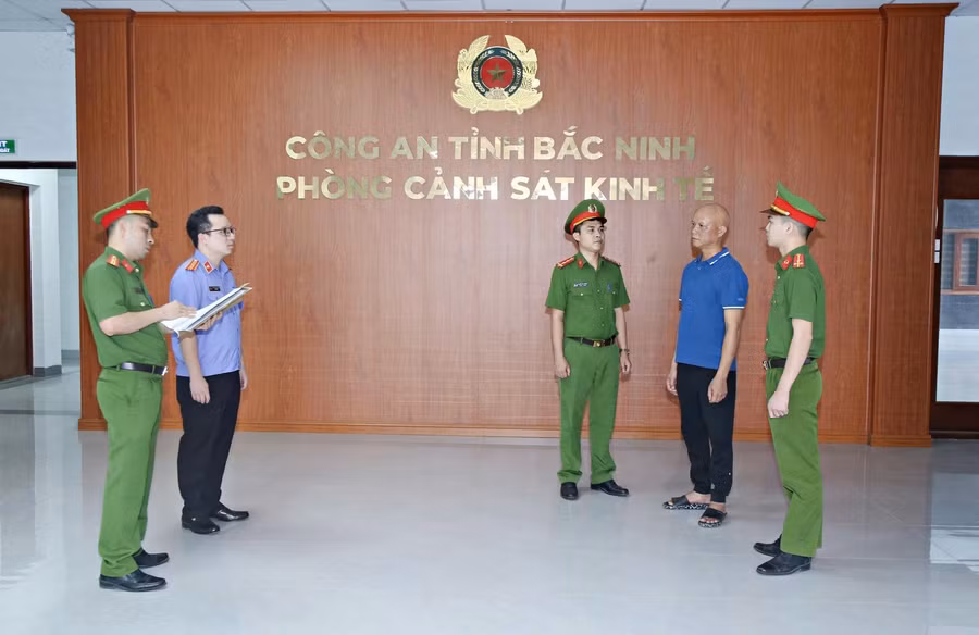 Cơ quan Cảnh sát điều tra tống đạt quyết định đối với Nguyễn Danh Việt.