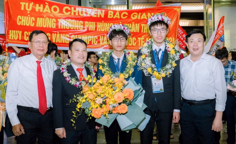 Thầy Nguyễn Văn Đóa (thứ 2 từ trái sang phải) cùng lãnh đạo Sở GD&ĐT Bắc Giang, Trường THPT Chuyên Bắc Giang đón học sinh đạt thành tích cao tại Olympic quốc tế.